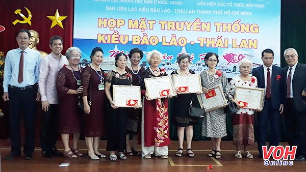 市老撾與泰國僑胞聯絡委員會向80高齡的老撾及泰國僑胞贈送禮物和祝壽。（圖源：VOH）