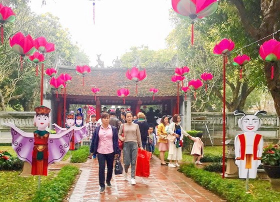 成千上萬詩歌愛好者紛紛冒雨赴文廟-國子監，出席2019年越南詩歌日開幕式。（圖源：梅安）