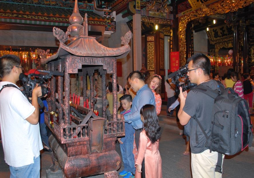 中國廣東廣播電視台拍攝組拍攝堤岸華人元宵參拜寺廟。