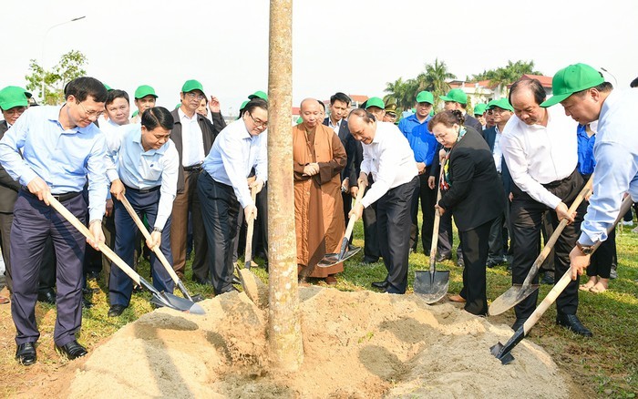 政府總理阮春福（前中）發動植樹節並親自植樹。（圖源：VOV）