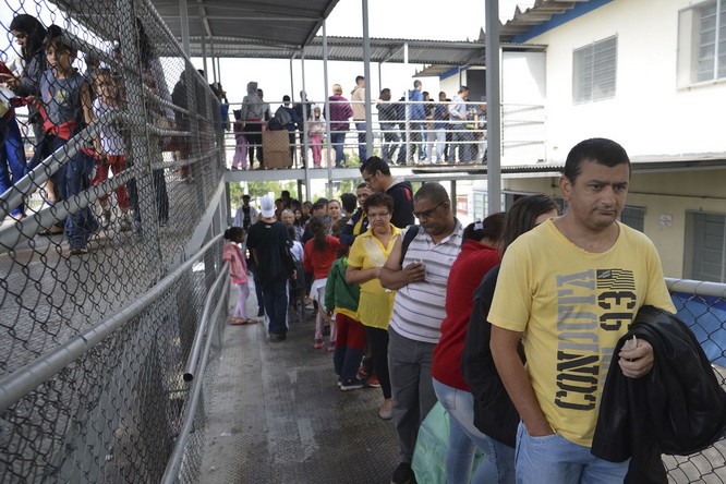 巴西民眾在聖保羅一個社區衛生防疫站排隊接種疫苗預防黃熱病。（圖源：互聯網）