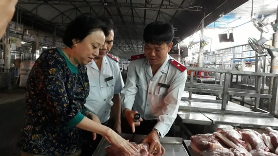 職能力量對福門集散市場的豬肉品質和來源進行檢查。（圖源：成安）