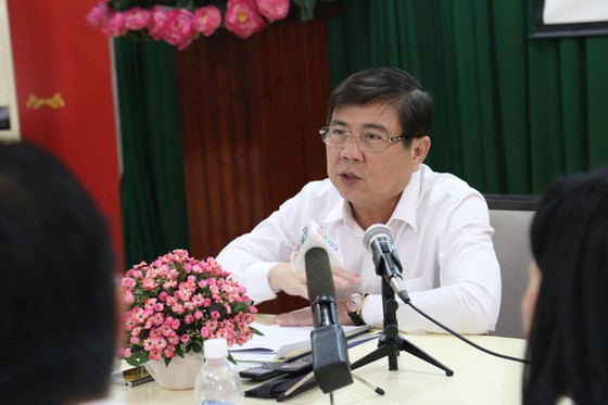 市人委會主席阮成鋒回答記者提問。
