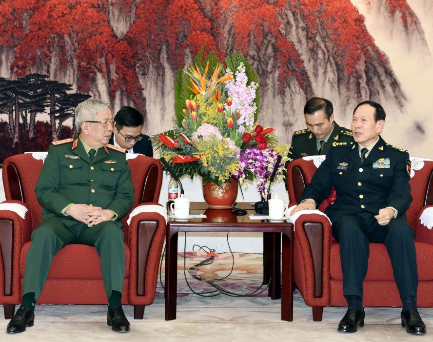 國防部副部長阮志詠上將(左)19日已禮節性拜訪中國中央軍委委員、國務委員、國防部部長魏鳳和上將。（圖源：越通社）