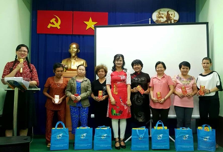 市婦聯會向家境貧困的華人婦女贈送禮物及紅包。