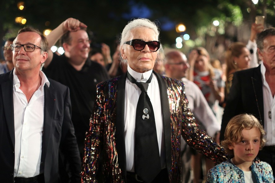 時尚界頂級奢侈品牌法國香奈兒(Chanel)掌門人、傳奇人物卡爾‧拉格斐於當地時間19日逝世，享年85歲。（圖源：路透社）