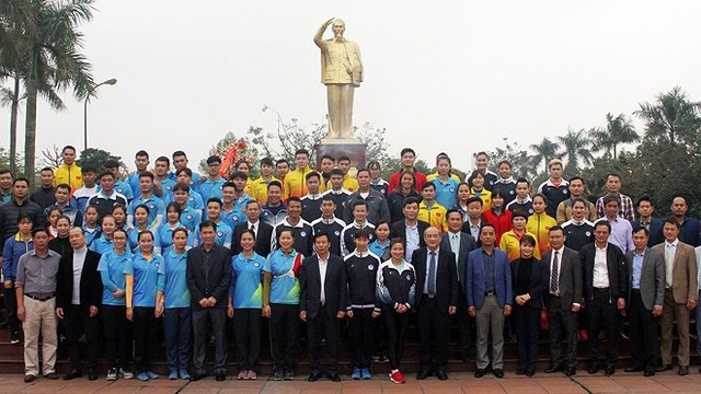 阮玉善部長與全體運動員、教練合影。（圖源：互聯網）
