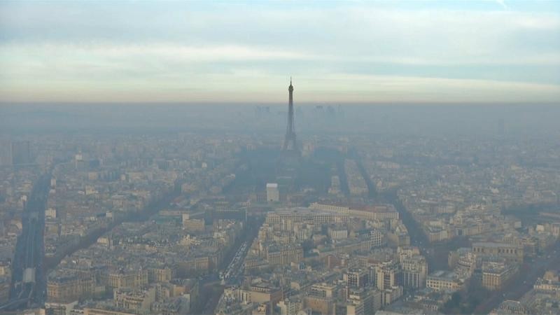 由於空氣污染已持續兩天多，法國巴黎採取居民停車免費和車輛限速等臨時應對措施。（圖源：互聯網）