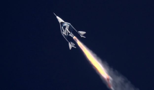 22日，維珍銀河公司(Virgin Galactic)宇宙飛船飛上了海拔89.9公里的太空邊際，這也是該飛船除了2名飛行員外，首次載乘客進行測試，向次軌道太空旅行的目標更近一步。（圖源：互聯網）