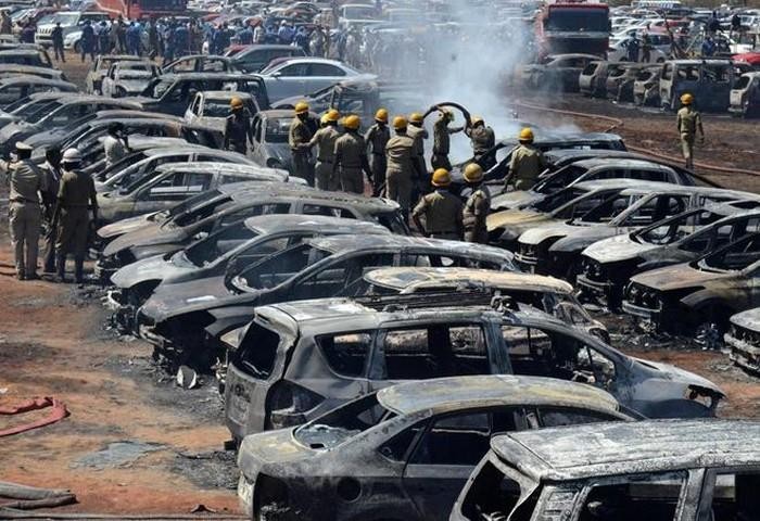 印度南部城市班加羅爾一處停車場於當地時間2月23日下午突發大火，約300輛車被燒毀。（圖源：互聯網）