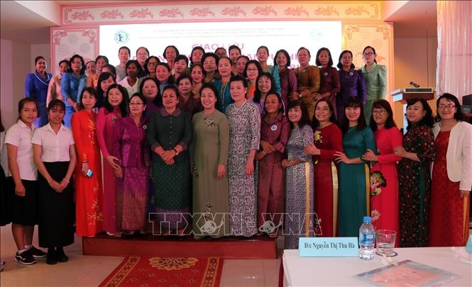 越-柬兩國婦女會代表合影留念。（圖源：越通社）