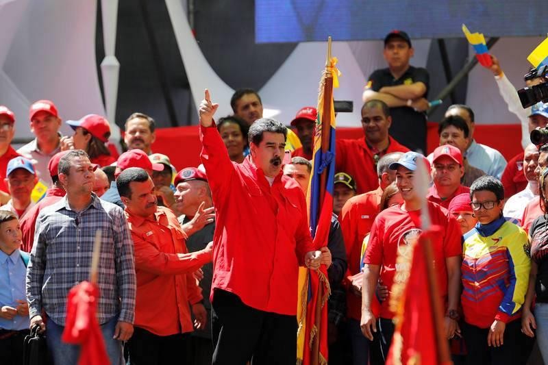 馬杜羅（中）23日在集會活動上宣佈與哥倫比亞斷交。 （圖源：路透社）