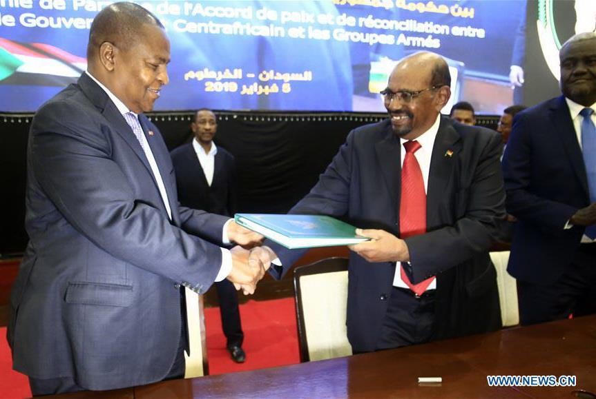 蘇丹總統巴希爾（右）任命穆罕默德·塔希爾·艾拉為聯邦政府總理。（圖源：新華社）