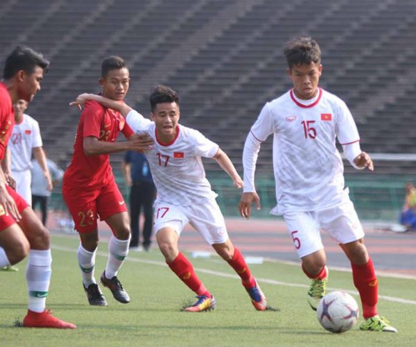 越南隊(白衣)對印尼隊比賽一瞥。（圖源：互聯網）
