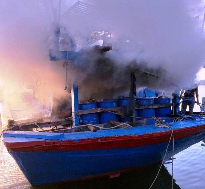 編號QNg 90917TS漁船突發火警，濃煙滾滾。（圖源：明君）