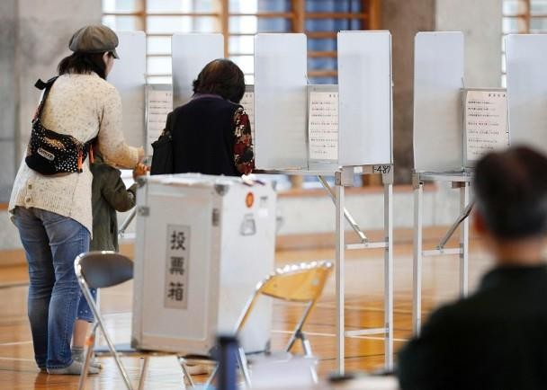 民眾到票站投票。（圖源：AP）