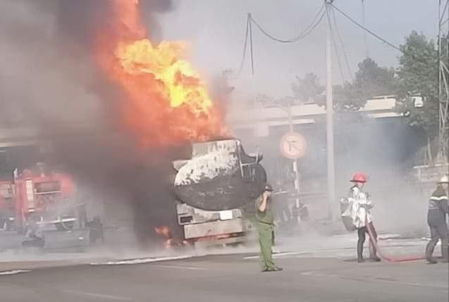 油槽車起火燃燒現場。（圖源：互聯網）