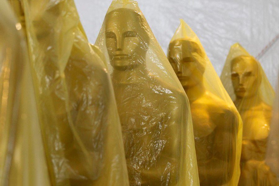 被塑膠膜蓋著的奧斯卡雕像。（圖源：互聯網）