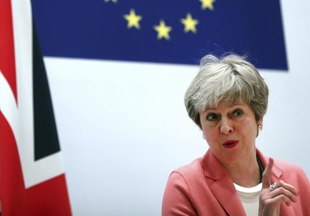 英國首相特蕾莎‧梅表示，若脫歐協議草案遲遲不得通過，她將於3月發起表決，讓議會議員決定是否無協議脫歐，或是延遲脫歐。（圖源：AP）