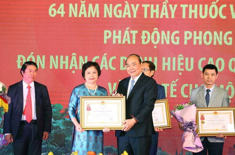 政府總理阮春福向白梅醫院醫生頒授高貴獎項。（圖源：越通社）