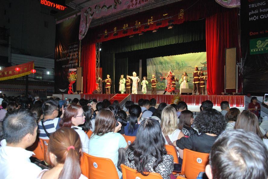 眾多觀眾正在欣賞《趙子龍奪幼主》 折子戲一幕。