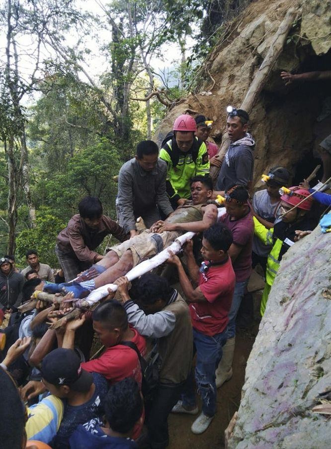 救援人員運送被救起的倖存者。（圖源：AP）