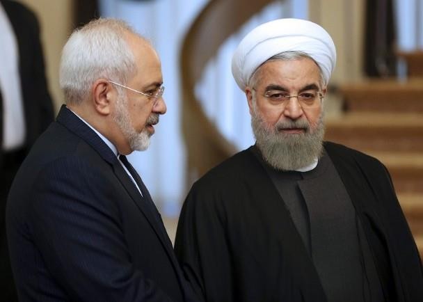 伊朗總統魯哈尼（右）與外長扎里夫（左）。（圖源：AP）