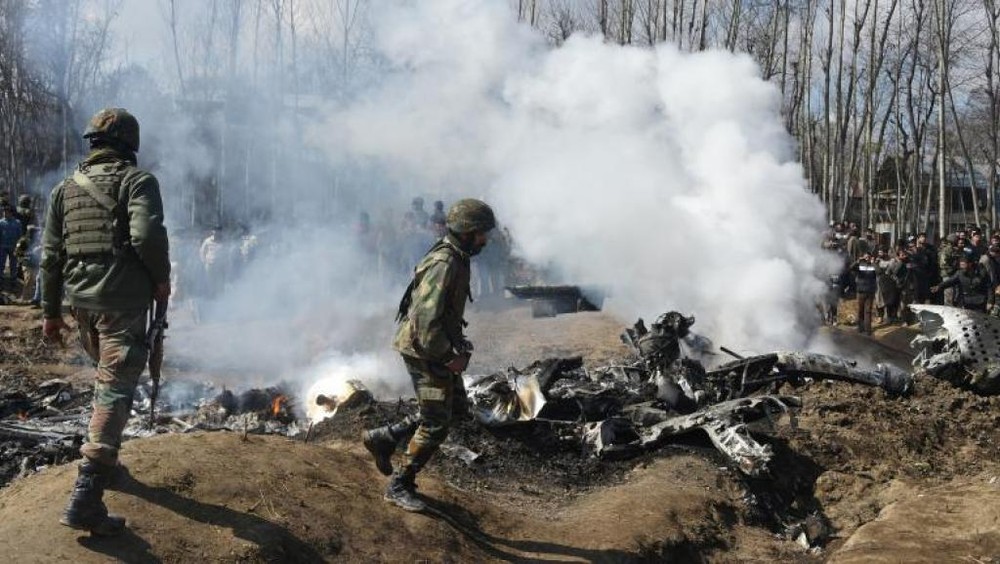 印度當局證實，一架空軍直升機在克什米爾的巴德加姆(Budgam)墜落，士兵趕往現場。（圖源：AFP）