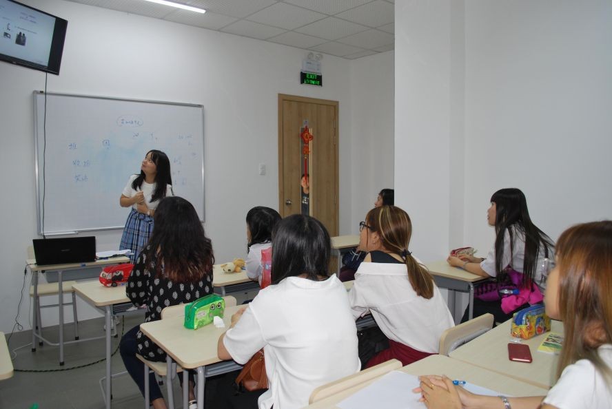參加培訓班的學生聆聽教師講述 HSK 考試規則。