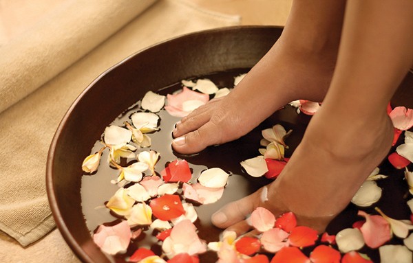 中藥足浴是用中藥煎煮取汁泡腳的一種保健治療方法。（示意圖源：互聯網）