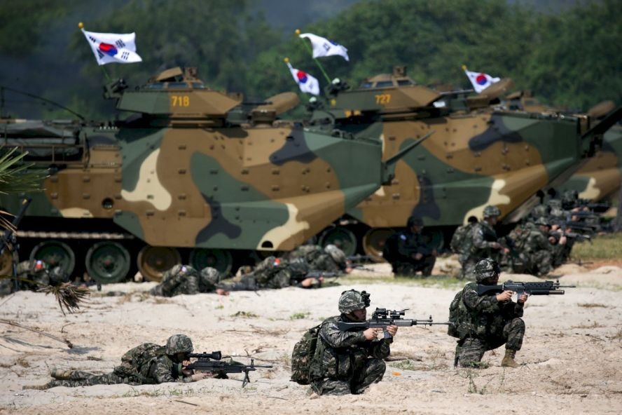 美國國防部當地時間2日宣佈，美國與韓國將停止計劃於春季舉行的大型聯合軍演，以支持通過外交努力達到半島無核化的目標。圖為韓國軍隊。（圖源：路透社）