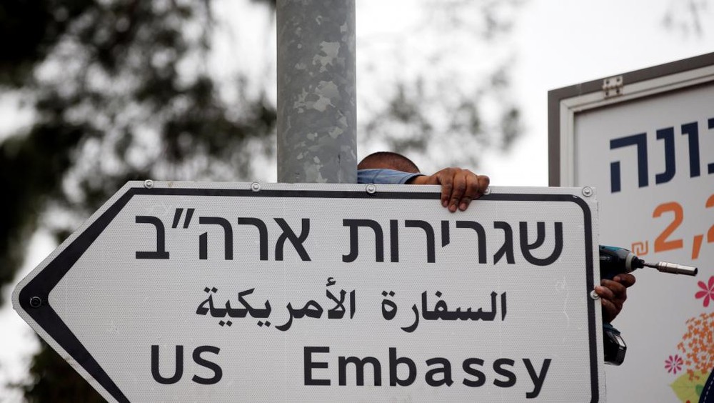 耶路撒冷市政府人員裝訂美國大使館的指示路牌。（圖源：互聯網）