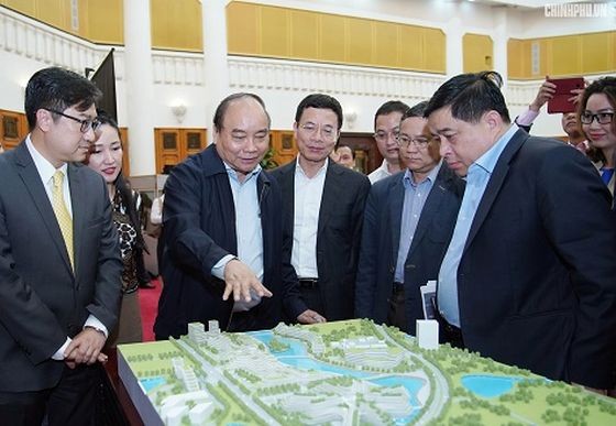 政府總理阮春福參觀創新創意中心模型。（圖源：光孝）