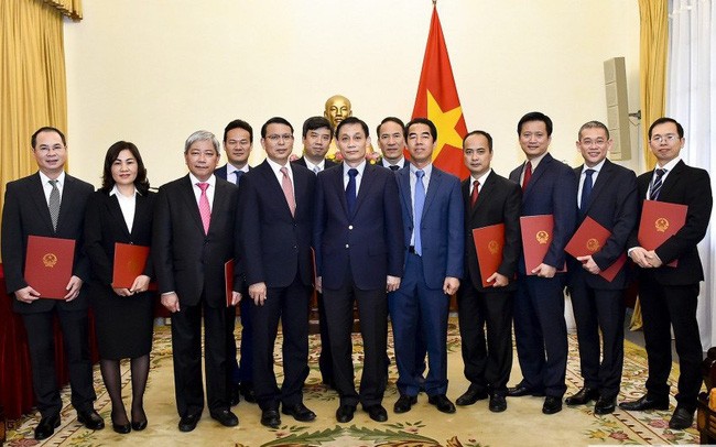外交部副部長黎懷忠（前左五）同獲人事委任《決定》的幹部合照。（圖源：俊英）