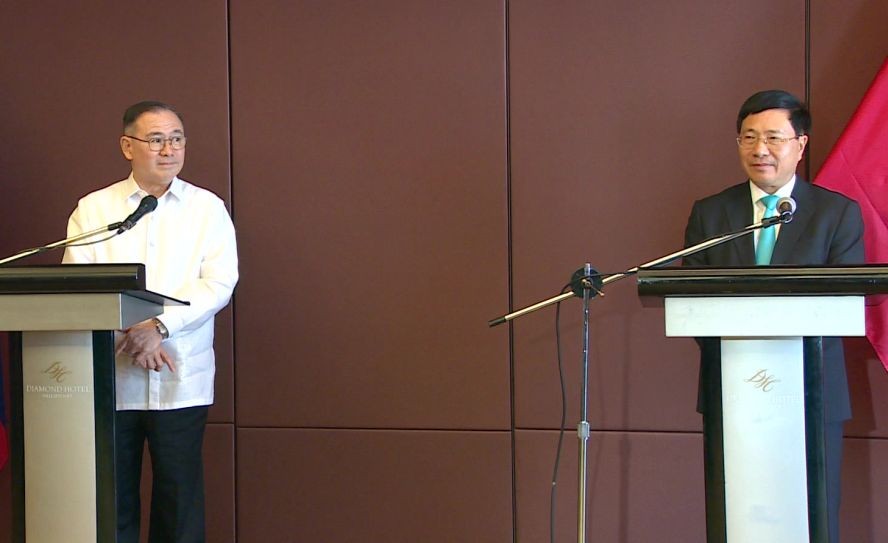 范平明副總理（右）與菲外長特奧多羅‧洛欽出席新聞發佈會。（圖源：外交部）