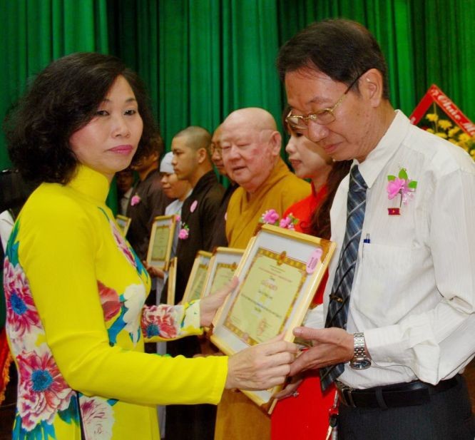 郡人委會主席陳氏碧蓮向華人單位頒發獎狀。