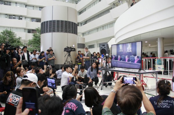 媒體及公眾在泰國憲法法院外收看宣判實況直播。（圖源：互聯網）