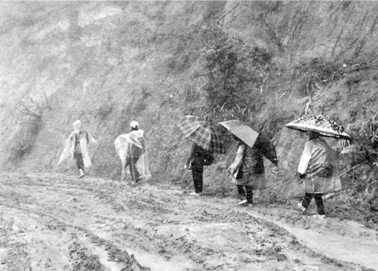 年輕人們在前往南茶眉縣學校的路上。