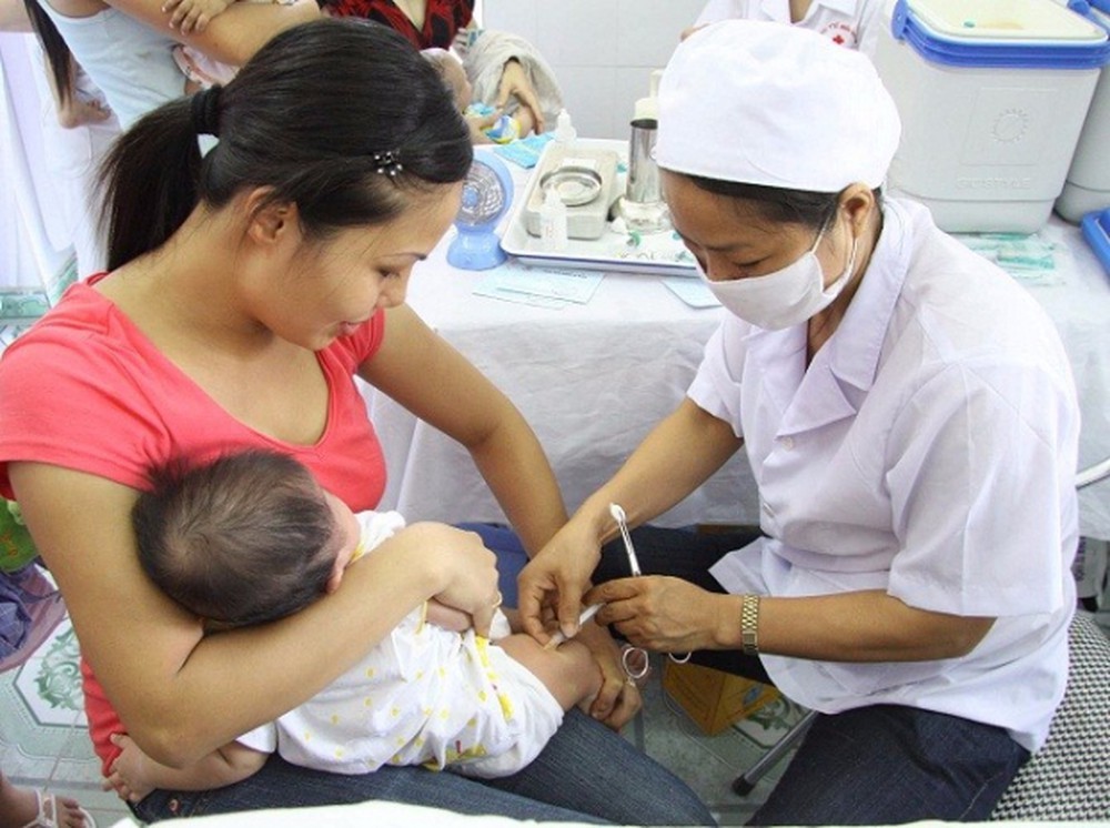 醫生正在為兒童接種疫苗。（圖源：互聯網）