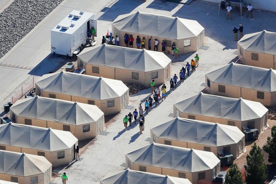 在美國與墨西哥邊境地區，數千名被迫與父母分離的移民兒童，被安置在“帳篷城”內。（圖源：路透社）