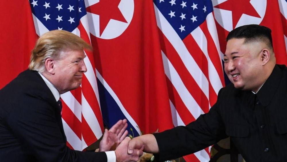 美國總統特朗普和朝鮮領導人金正恩二次峰會時握手。（圖源：AFP）