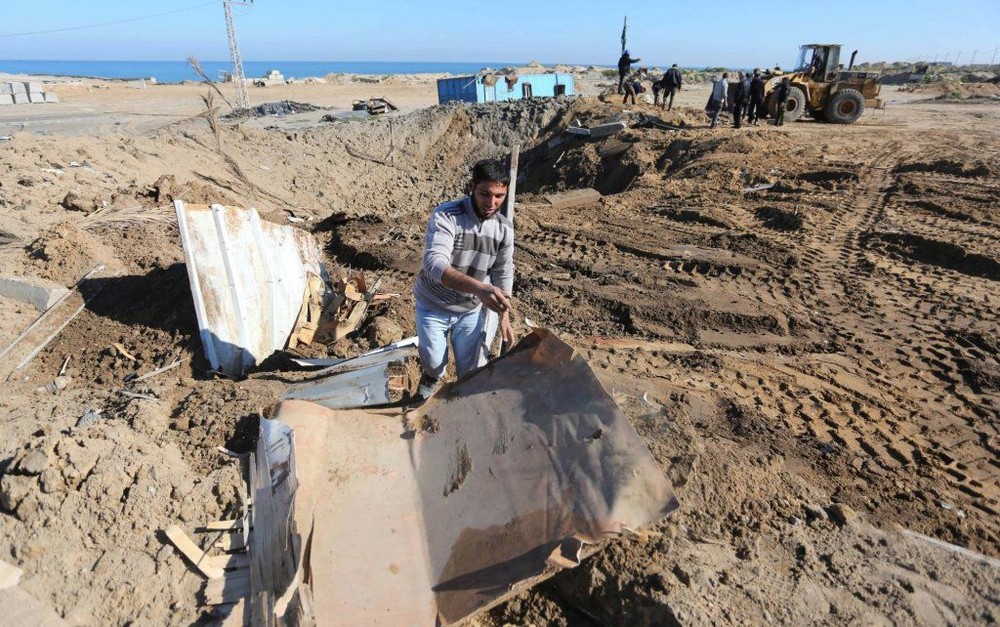 3月9日，在加沙地帶南部城市汗尤尼斯，人們清理空襲現場。（圖源：新華社）
