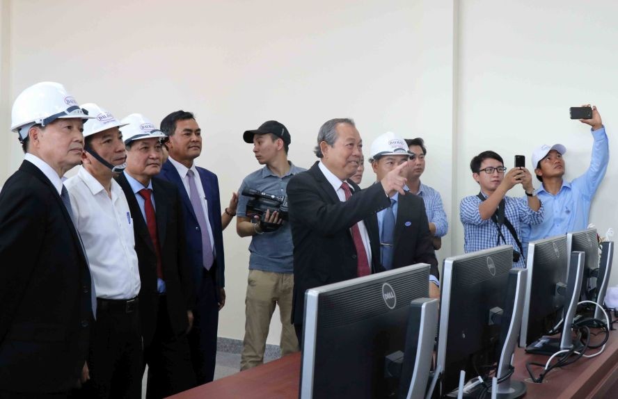 張和平副總理參觀太陽能發電廠。（圖源：越通社）