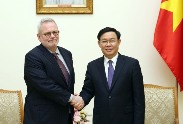 政府副總理王廷惠（右）接見美國經濟與安全審查委員會(USCC)副主席查爾斯‧弗里曼。（圖源：VOV）