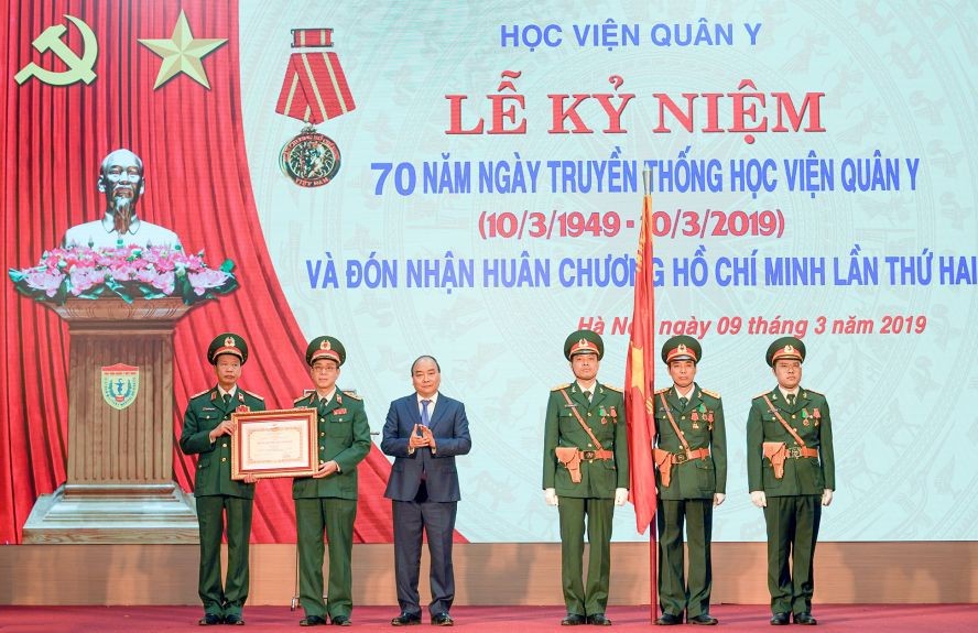 政府總理阮春福（左三）代表黨和國家領導向軍醫學院頒授第二次胡志明勳章。（圖源：光孝）