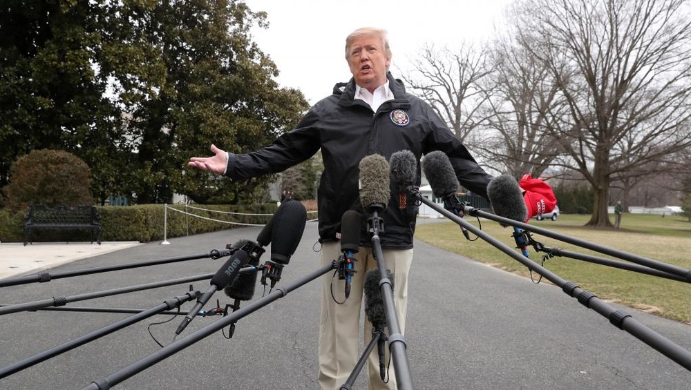 美國總統特朗普當地時間3月8日在白宮外面就相關問題答媒體提問。（圖源：路透社）