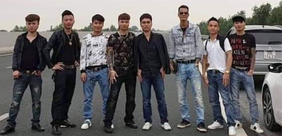最近，社交網上傳一張8名青年在河內-海防高速公路3號車道橫排站立的相片。（圖源：互聯網）