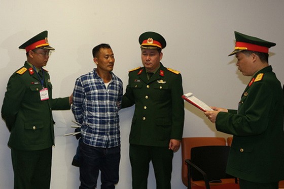 警方向嫌犯黎光孝雄宣讀拘捕令。（圖源：Mod）