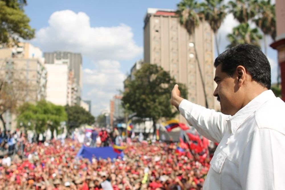3月9日，馬杜羅在總統府舉行的集會上向支持者發表講話，控訴國外反動勢力發動的“電力戰”持續阻撓電力恢復。（圖源：路透社）