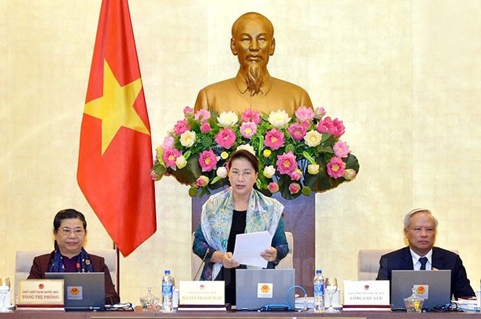 國會主席阮氏金銀（中）主持會議。（圖源：互聯網）